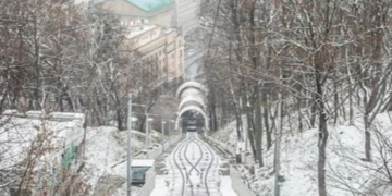 Небезпека в центрі Києва: на пагорбах “завис” громадський транспорт, – ФОТО