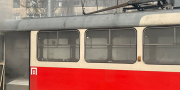 “Горів і димів на ходу”: в центрі Києва загорівся громадський транспорт, – ФОТО