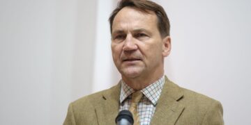 “Християнський обов’язок”: Сікорський назвав шлях до примирення України та Польщі