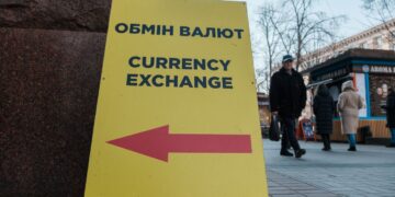 Де сьогодні вигідніше купити 100 доларів: “свіжий” курс у банках та обмінниках на 16 лютого