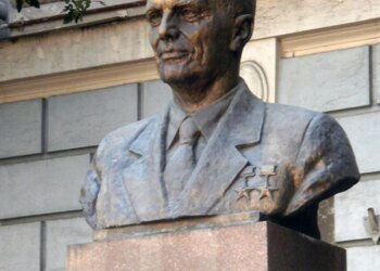 У Києві збили радянську символіку з пам'ятника Борису Патону