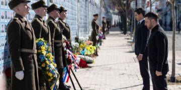 Зеленський та прем'єр Нідерландів вшанували загиблих воїнів біля Стіни пам'яті в Києві