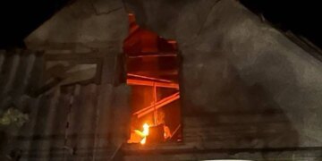 Нічний удар по Запоріжжю: пошкодженно приватний будинок, спалахнула пожежа
