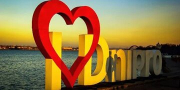 Атака на Дніпро: четверо поранених, пошкоджено банк та багатоповерхівку