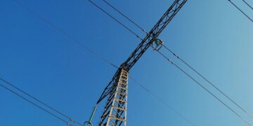 Ворожі атаки знеструмили частину жителів у шести областях, поранено енергетика, увечері – графіки