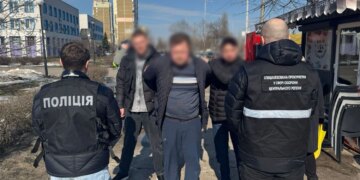 Обіцяв статус священника за 10 000 доларів для виїзду за кордон – у Києві затримали чоловіка