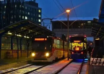 У кількох районах Києва через обстріл зупинився електротранспорт та зникло світло