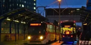 У кількох районах Києва через обстріл зупинився електротранспорт та зникло світло