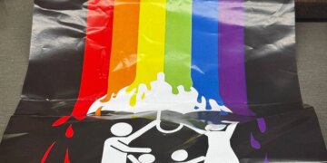 У Києві скасували презентацію книги MELOVINа. Невідомі обклеїли вітрини книгарні гомофобними листівками