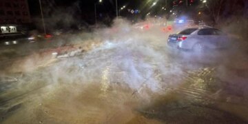 Столичний Голосіївській проспект залило гарячою водою, рух ускладнений