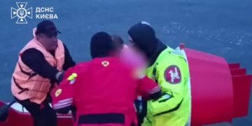 У Києві жінка з донькою опинилась на крижині посеред затоки Оболонь