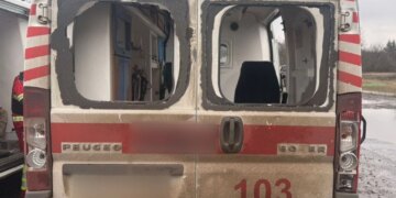 Ворожий дрон атакував швидку на Харківщині, є поранені