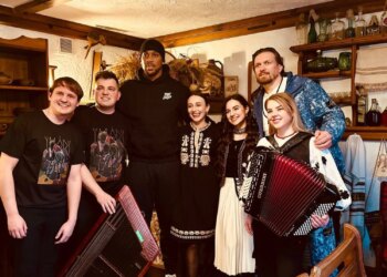 Усик влаштував Джошуа екскурсію Києвом і познайомив із національними стравами