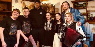 Усик влаштував Джошуа екскурсію Києвом і познайомив із національними стравами