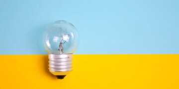 Обстріли залишили без світла жителів у 5 областях, в одному регіоні – відключення, поранено енергетика