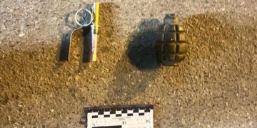 У Києві іноземець з гранатою Ф-1 погрожував перехожим на вулиці – його затримали