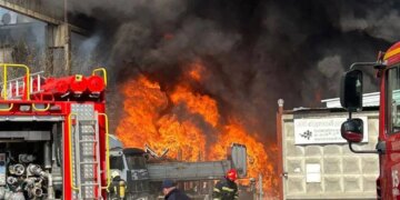 Масштабна пожежа на Набережній-Корчуватській у Києві охопила сотні квадратних метрів сміття