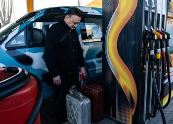 Заправлятися чи чекати? Чому ціни на АЗС ростуть і чи можлива “картельна змова”