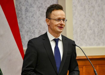 Сійярто працював на Лаврова: у ЗМІ оприлюднили розмови міністрів