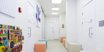 У Києві педіатр приватної клініки відмовилася спілкуватися з маленьким пацієнтом українською