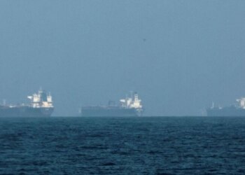 Біля Ормузької протоки скупчилися близько тисячі суден