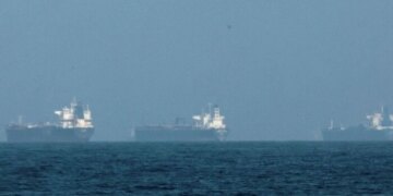 Біля Ормузької протоки скупчилися близько тисячі суден