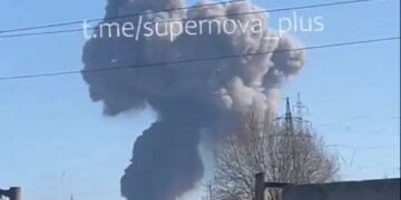 Стовп диму видно за кілометри. Потужний вибух стався на заводі в Татарстані