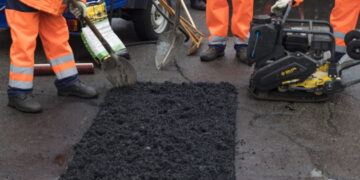 На міжнародних дорогах України латають ями, що з’явилися з-під снігу