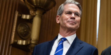 Бессент анонсував запуск страховки для судноплавства через Ормузьку протоку