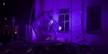 Росіяни вдарили по Дніпру:  поранені семеро цивільних, серед них – дитина