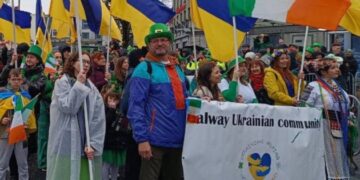 Синьо-жовті кольори на парадах в Ірландії: українці долучилися до Дня святого Патріка