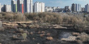 Вогонь охоплює Київ: за день вигоріло майже 15 тисяч “квадратів” екосистем