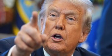 Призначена Трампом комісія схвалила золоту монету з його портретом