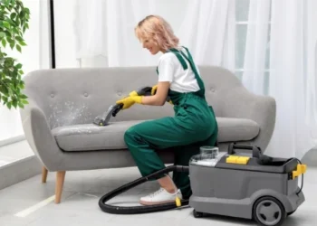 Чому краще замовити послуги професійної хімчистки меблів ніж чистити самостійно