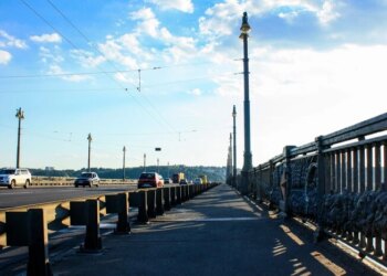 Голова Деснянської РДА потрапив у скандал через поширення фейку про міст Патона