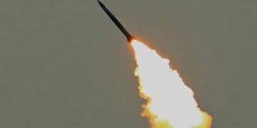 Російська ракета вдарила по будинку у Харкові, є постраждалі