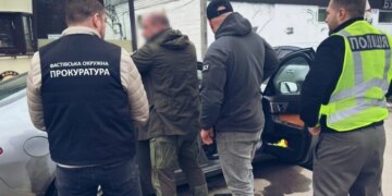 Бізнес на гуманітарній допомозі: поліція Київщини затримала псевдоволонтера-іноземця