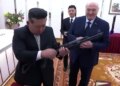 Лукашенко подарував Кім Чен Ину автомат «на випадок появи ворогів» (відео)