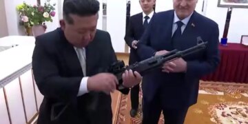 Лукашенко подарував Кім Чен Ину автомат «на випадок появи ворогів» (відео)