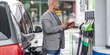 АЗС знову переписали ціни: яка ситуація на вечір і чи буде бензин по 100 гривень