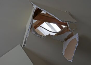 «Гість» із космосу: у будинок чоловіка влетів метеорит віком 4,5 млрд років