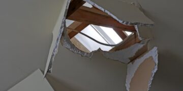 «Гість» із космосу: у будинок чоловіка влетів метеорит віком 4,5 млрд років