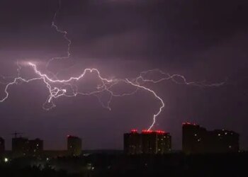 Київ у режимі небезпеки: гроза загрожує життю людей та майну