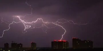 Київ у режимі небезпеки: гроза загрожує життю людей та майну