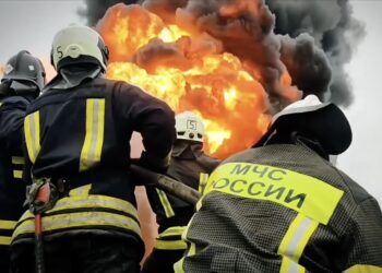 У російському Саратові другу добу горить НПЗ після удару дронів