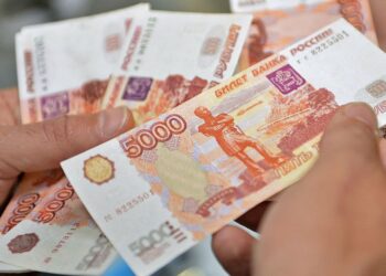 Прихований дефіцит та “нафтовий зашморг”: як санкції добивають економіку РФ, – BND