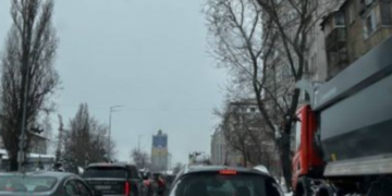 За секунду – розбите скло й моторошне падіння: в якому напрямку Києва заблокована дорога, – ФОТО