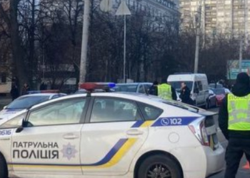 Сильний удар забрав життя: в Києві “розірвало” автівку, є постраждалий