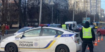 Сильний удар забрав життя: в Києві “розірвало” автівку, є постраждалий