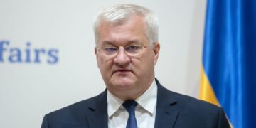 “Державний бандитизм”: МЗС погрожує Угорщині санкціями, та каже – інкасаторів депортують